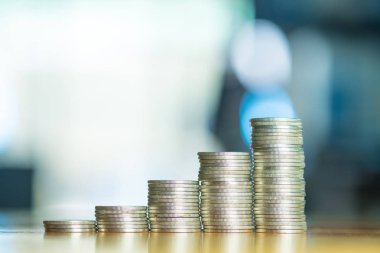 Çalışma tablosu, finans ve iş kavramı sikkelerinde yığınları, 