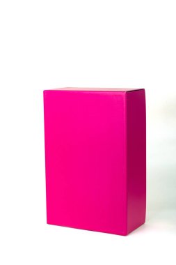 Pembe kutu veya yeşil kağıt paket kutu üzerinde beyaz izole