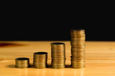 Altın sütun artan tasarruf, sikkeler, altın yığınları bir
