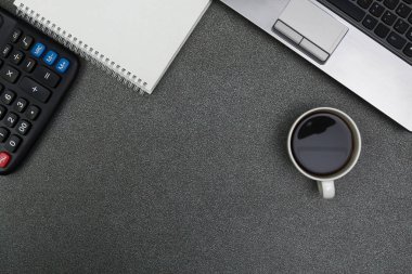 Dizüstü bilgisayar ya da dizüstü bilgisayar, hesap makinesi ve kahve wor üzerinde