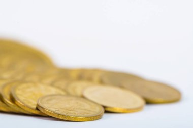 Sütunları altın sikke, sikke beyaz arka plan üzerinde yığınları