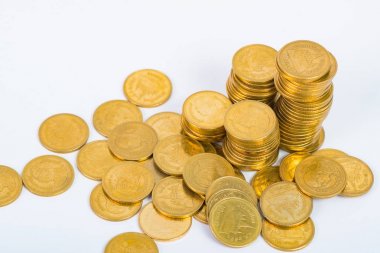 Sütunları altın sikke, sikke beyaz arka plan üzerinde yığınları