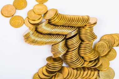 Sütunları altın sikke, sikke beyaz arka plan üzerinde yığınları