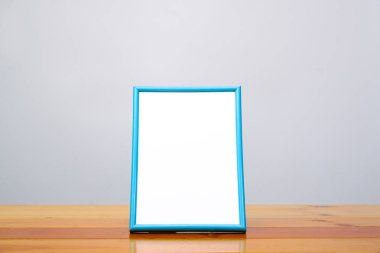 Kopya alanı ile ahşap masa mavi fotoğraf karesinde boş, resim 