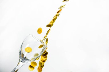 Altın sikke splash bir bardak şampanya duvar backgrou