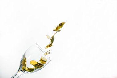 Altın sikke splash bir bardak şampanya duvar backgrou