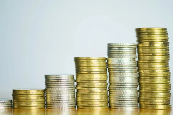 Montones de monedas en mesa de trabajo, finanzas y concepto de negocio , — Foto de Stock