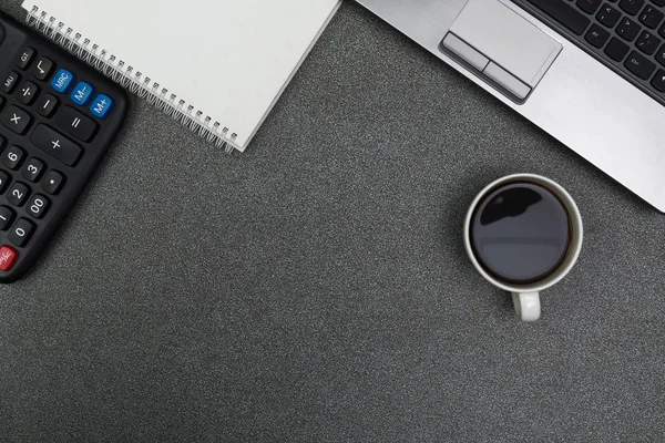 Dizüstü bilgisayar ya da dizüstü bilgisayar, hesap makinesi ve kahve wor üzerinde