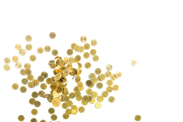 Вид сверху на падающие золотые монеты деньги, изолированные на белом заднике — стоковое фото