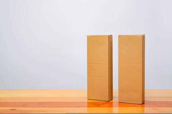 Kosongkan dua kotak kardus coklat Paket untuk item panjang di t kayu — Stok Foto