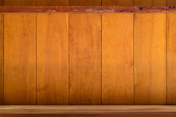 Parte superior vazia das prateleiras de madeira no fundo escuro da madeira da placa, para — Fotografia de Stock
