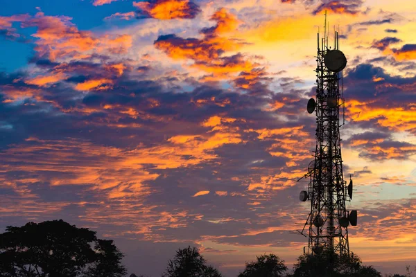 Silhouette de l'antenne de téléphone cellulaire et communicati — Photo