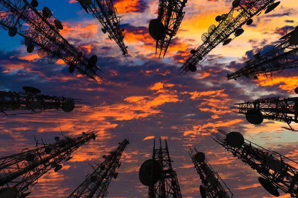 Silhouet van de antenne van cellulaire mobiele telefoon en communicati — Stockfoto