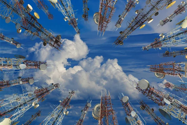 Anteny telefonów komórkowych i system komunikacji wieży wi — Zdjęcie stockowe