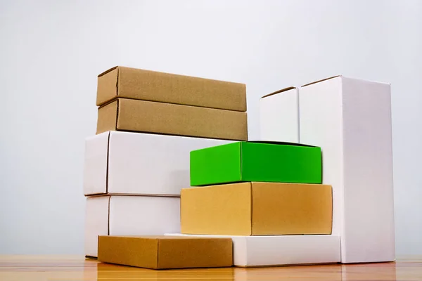 Grupo de caixa de papelão cor e tamanho diferentes, pilha de pacote — Fotografia de Stock