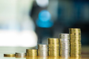 Çalışma tablosu, finans ve iş kavramı sikkelerinde yığınları, 