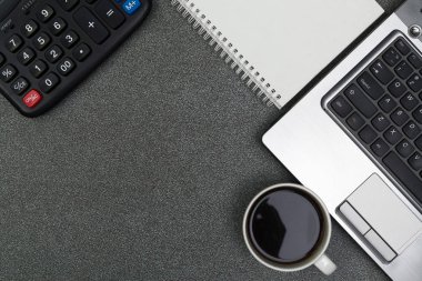 Dizüstü bilgisayar ya da dizüstü bilgisayar, hesap makinesi ve kahve wor üzerinde