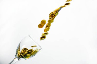 Altın sikke splash bir bardak şampanya duvar backgrou