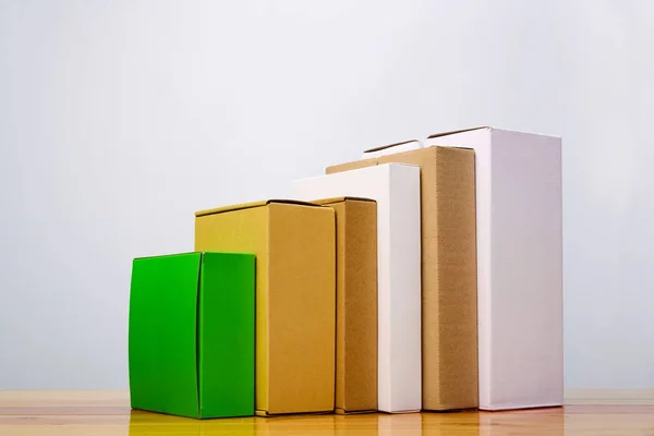 Sekelompok kotak kardus berbeda warna dan ukuran, tumpukan paket — Stok Foto