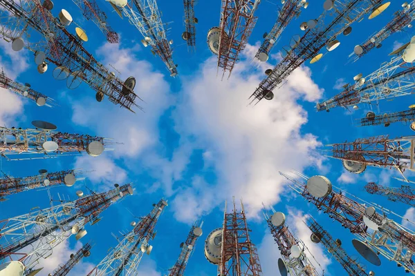 Antenne von Mobiltelefon und Kommunikationssystem Tower wi — Stockfoto