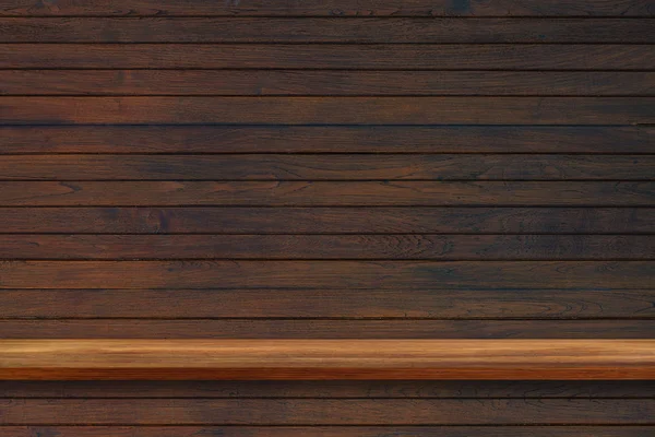 Puste górnej części drewniane półki na ciemnym tle drewna deska, — Zdjęcie stockowe