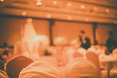 Büyük yemek masası düğün için ayarla soyut bulanık görüntü di