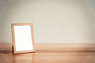 Ahşap fotoğraf çerçevesi kopya alanı ile ahşap tabloda boş, resim 