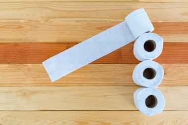 Beyaz doku kağıt veya tuvalet kağıdı ahşap tablo.