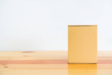 Ahşap tablo kopya alanı boş kahverengi karton kutu.