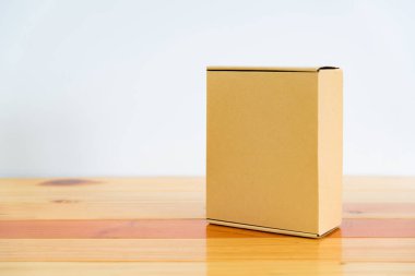 Ahşap tablo kopya alanı boş kahverengi karton kutu.