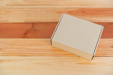 Ahşap tablo kopya alanı boş kahverengi karton kutu.