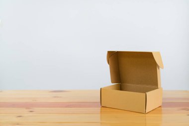 Ahşap tablo kopya alanı boş kahverengi karton kutu.