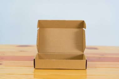 Ahşap tablo kopya alanı boş kahverengi karton kutu.