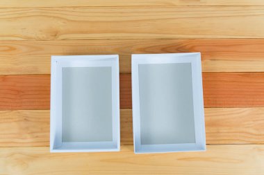 Boş beyaz hediye kutusu üstten görünüm kopya alanı ahşap tablo