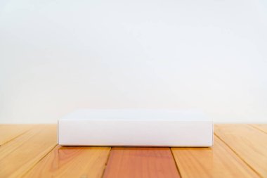 Kopya alanı ile ahşap masa boş beyaz hediye.