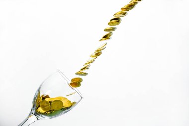 Altın sikke splash bir bardak şampanya duvar backgrou