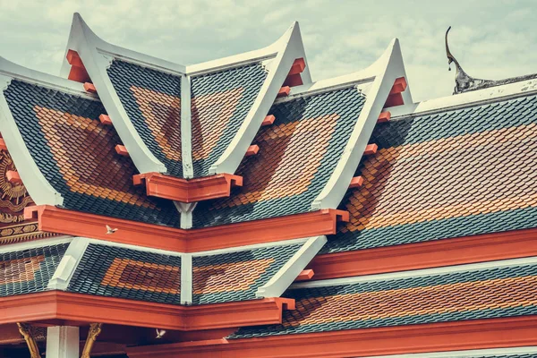 Textura de teja de techo en templo Theravada, Exterior de Thai Buddhist — Foto de Stock
