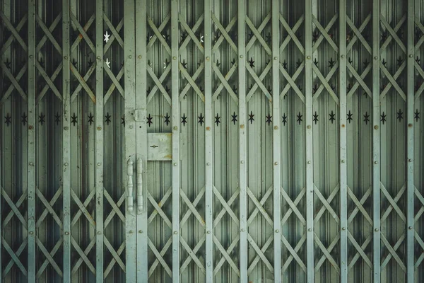A porta de aço enferrujado com fundo de bloqueio tom vintage . — Fotografia de Stock