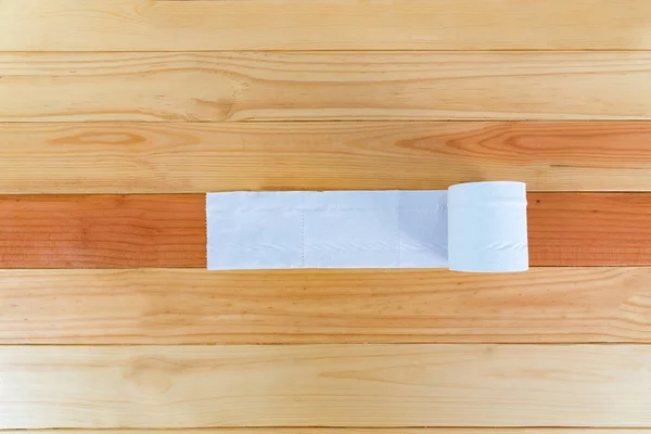 Λευκό ιστούς ή χαρτί τουαλέτας στο ξύλινο τραπέζι. — Φωτογραφία Αρχείου