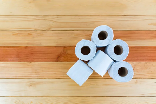 Masafi fehér törlőkendők papír vagy a WC-papír a fából készült asztal. — Stock Fotó
