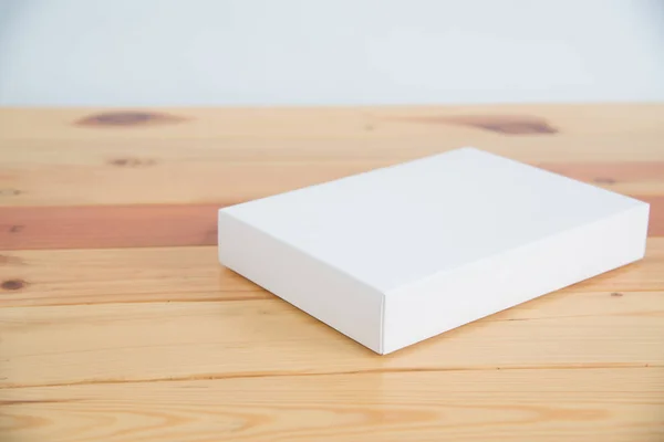 Regalo blanco vacío en mesa de madera con espacio para copiar . — Foto de Stock