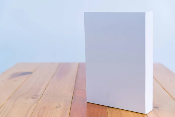 Pusty biały prezent na drewnianym stole z miejsca kopii. — Zdjęcie stockowe