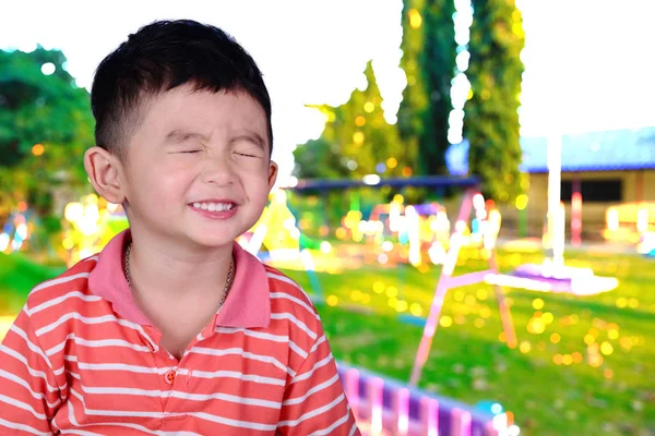 Doble exposición de pequeño asiático feliz chico sonrisa en borrosa imagen de — Foto de Stock