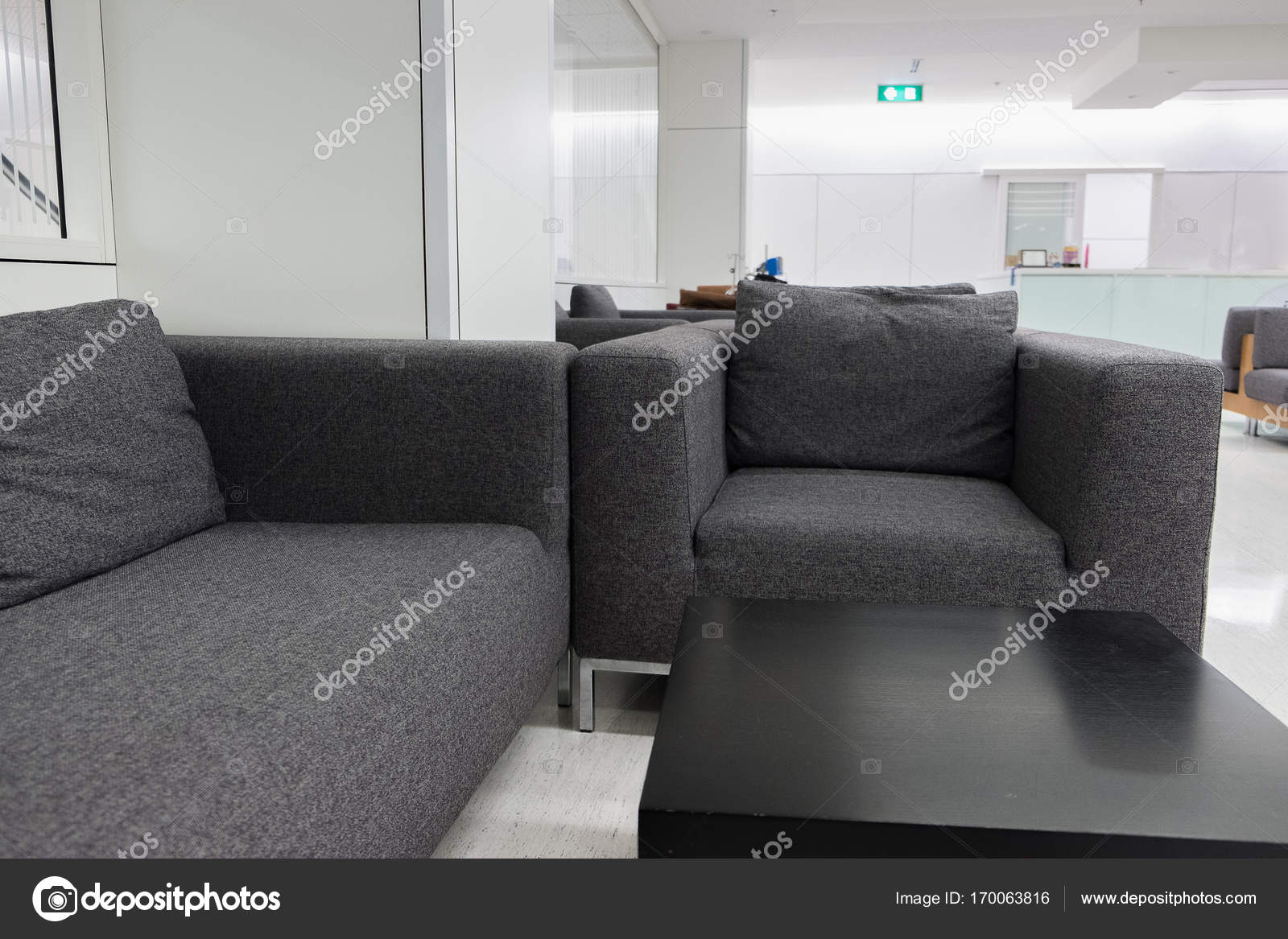 Donker grijze stof sofa in de wachtkamer of hedendaagse kantoor int ... Badeværelse 2 kvadratmeter