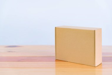Ahşap tablo kopya alanı boş kahverengi karton kutu.