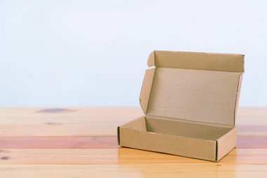 Ahşap tablo kopya alanı boş kahverengi karton kutu.