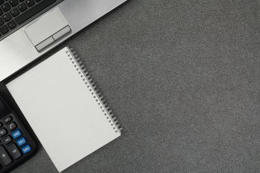 Dizüstü bilgisayar ya da defter ve diğer aygıt, hesap makinesi ve değil