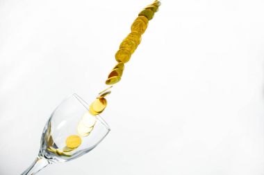 Altın sikke splash bir bardak şampanya duvar backgrou