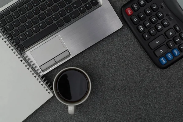 Ноутбук компьютер или ноутбук, калькулятор и чашка кофе на Wor — стоковое фото