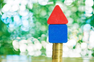 Model ev ahşap formu ile adım masada, gerçek es sikke yığını